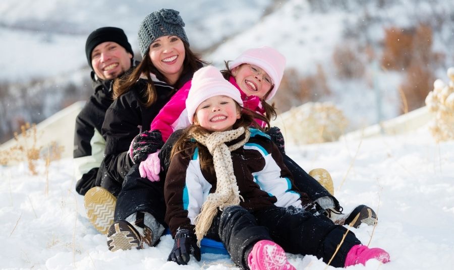 https://www.mtnlakelodge.com/resourcefiles/OtherImages/family-sledding.jpg